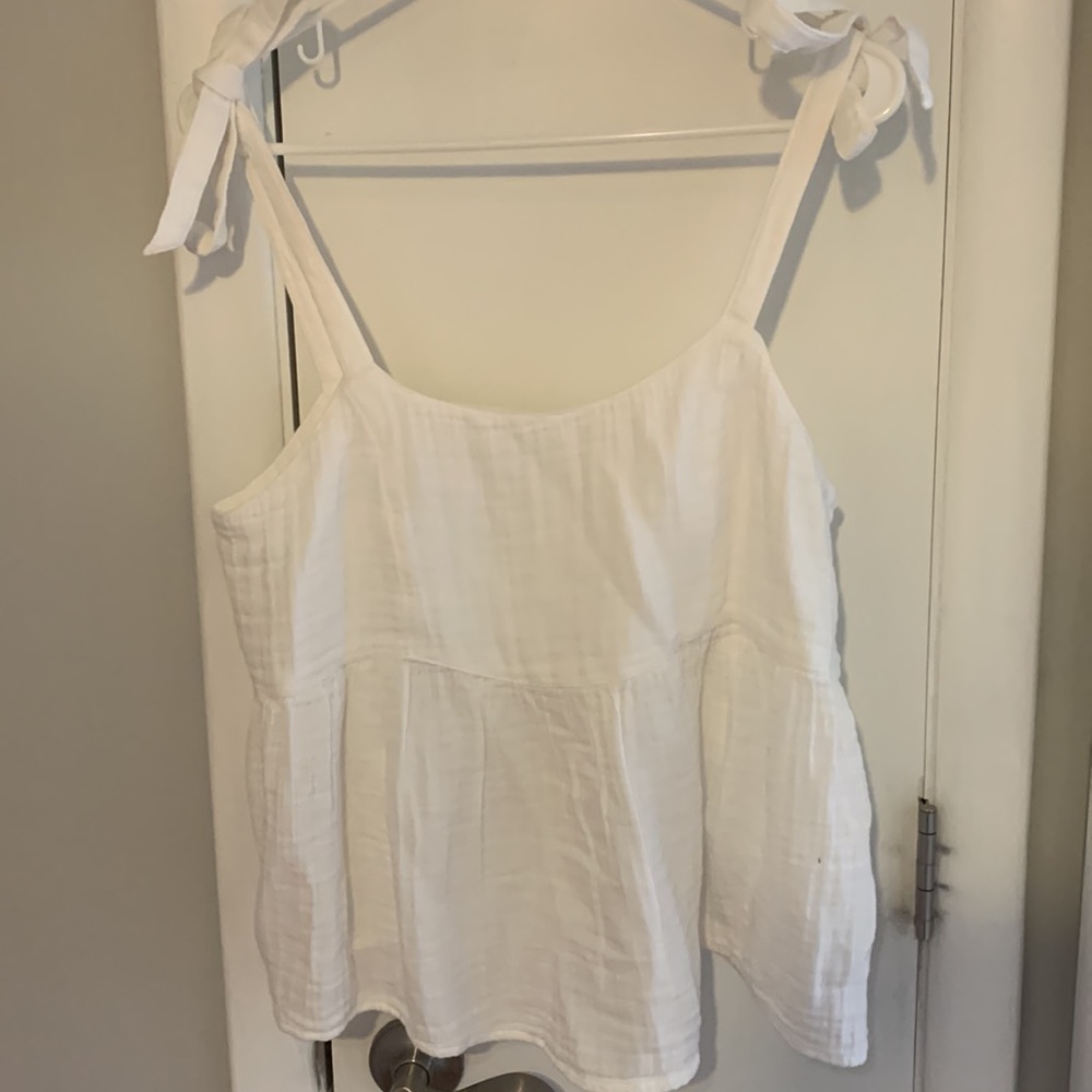White Old Navy Tie Shoulder Top. Smocked Back. NWT. Medium.